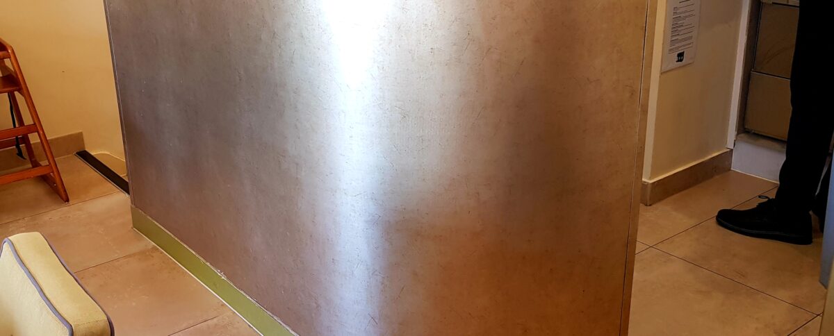 Touch Design restaurant counter metalic gold